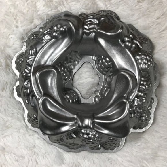 NWOT Nordic Ware Platinum Holiday Wreath Bundt Pan - Picture 6 of 9